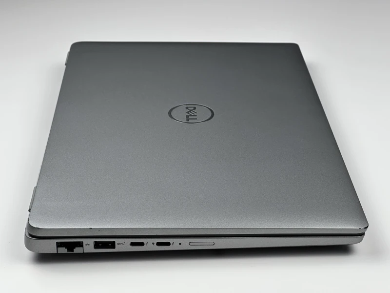 Dell Latitude 5440 z procesorem i7-1370P, ekranem 14" FHD i grafiką Intel Iris Xe Graphics. Laptop biznesowy z klawiaturą US i portami Thunderbolt 4.