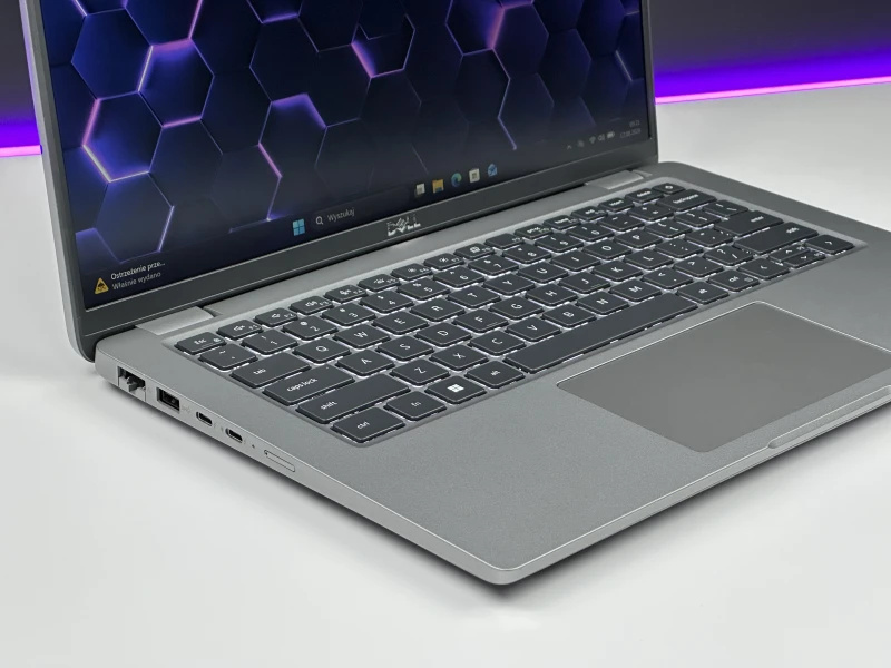 Dell Latitude 5440 z procesorem i7-1365U, ekranem 14" FHD i Intel Iris Xe Graphics. Laptop biznesowy z klawiaturą US i Thunderbolt 4.