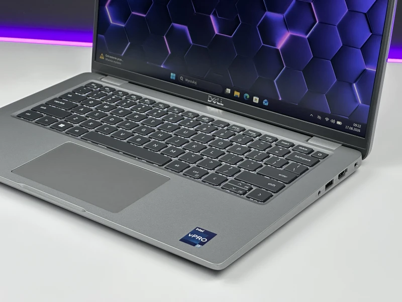 Dell Latitude 5440 z procesorem i7-1365U, ekranem 14" FHD i Intel Iris Xe Graphics. Laptop biznesowy z klawiaturą US i Thunderbolt 4.