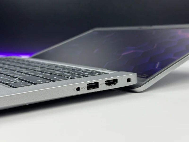 Dell Latitude 5440 z procesorem i7-1365U, ekranem 14" FHD i Intel Iris Xe Graphics. Laptop biznesowy z klawiaturą US i Thunderbolt 4.