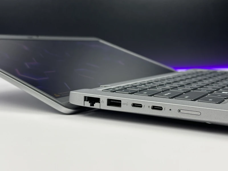 Dell Latitude 5440 z procesorem i7-1365U, ekranem 14" FHD i Intel Iris Xe Graphics. Laptop biznesowy z klawiaturą US i Thunderbolt 4.