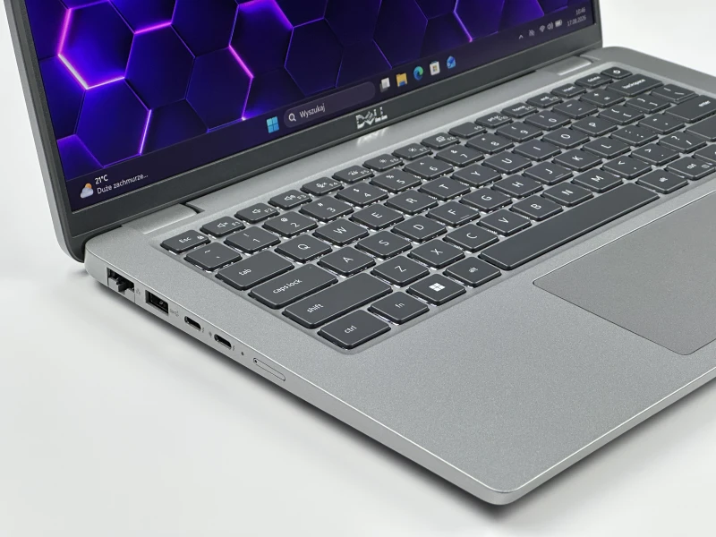 Dell Latitude 5440 z procesorem i7-1365U, ekranem 14" FHD i Intel Iris Xe Graphics. Laptop biznesowy z klawiaturą US i Thunderbolt 4.