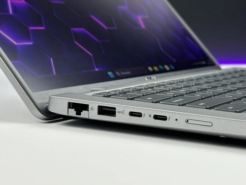 Dell Latitude 5440 z procesorem i7-1365U, ekranem 14" FHD i Intel Iris Xe Graphics. Laptop biznesowy z klawiaturą US i Thunderbolt 4.