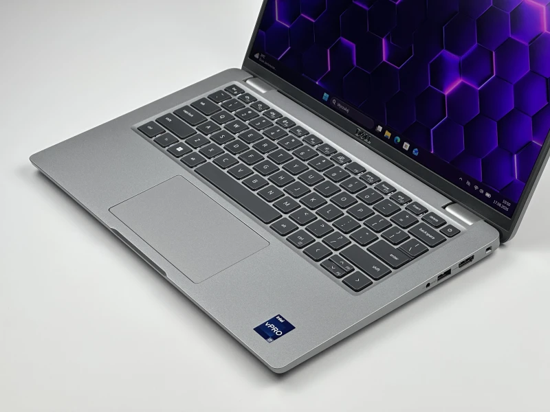 Dell Latitude 5440 z procesorem i7-1365U, ekranem 14" FHD i Intel Iris Xe Graphics. Laptop biznesowy z klawiaturą US i Thunderbolt 4.