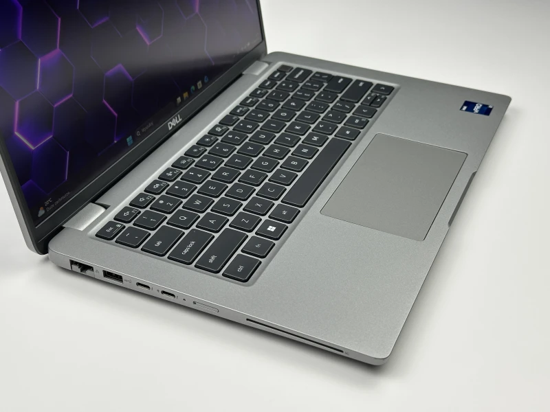 Dell Latitude 5440 z procesorem  i7-1365U, dotykowym ekranem 14" FHD. Laptop biznesowy z czytnikiem linii papilarnych, klawiaturą US i Thunderbolt 4.