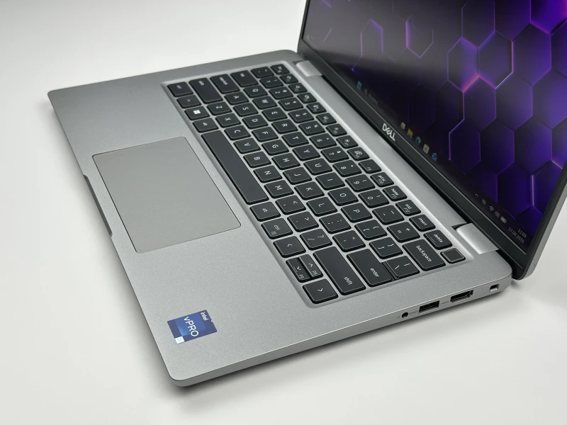 Dell Latitude 5440 z procesorem  i7-1365U, dotykowym ekranem 14" FHD. Laptop biznesowy z czytnikiem linii papilarnych, klawiaturą US i Thunderbolt 4.