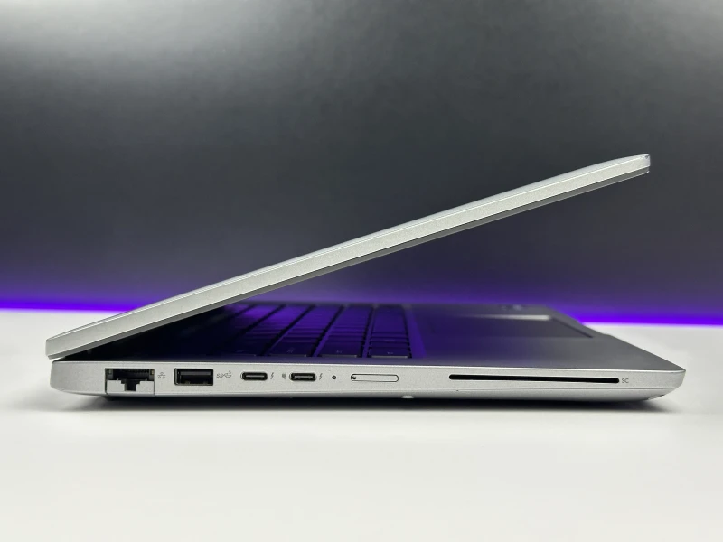 Dell Latitude 5440 z procesorem  i7-1365U, dotykowym ekranem 14" FHD. Laptop biznesowy z czytnikiem linii papilarnych, klawiaturą US i Thunderbolt 4.