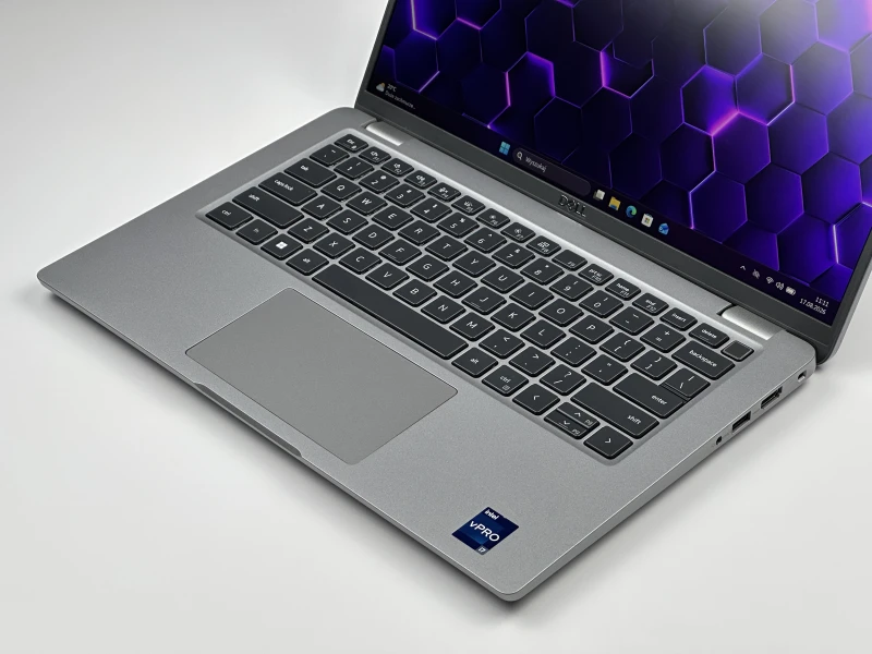 Dell Latitude 5440 z procesorem  i7-1365U, dotykowym ekranem 14" FHD. Laptop biznesowy z czytnikiem linii papilarnych, klawiaturą US i Thunderbolt 4.