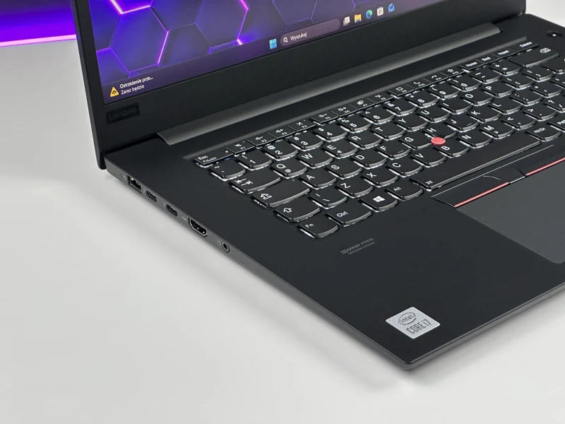 Lenovo ThinkPad P1 Gen 3 z procesorem Intel Core i7-10750H, ekranem 15,6″ FHD i grafiką T1000. Mobilna stacja robocza do wymagających zadań.