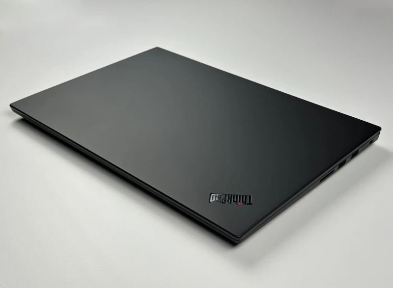 Lenovo ThinkPad P1 Gen 3 z procesorem Intel Core i7-10750H, ekranem 15,6″ FHD i grafiką T1000. Mobilna stacja robocza do wymagających zadań.