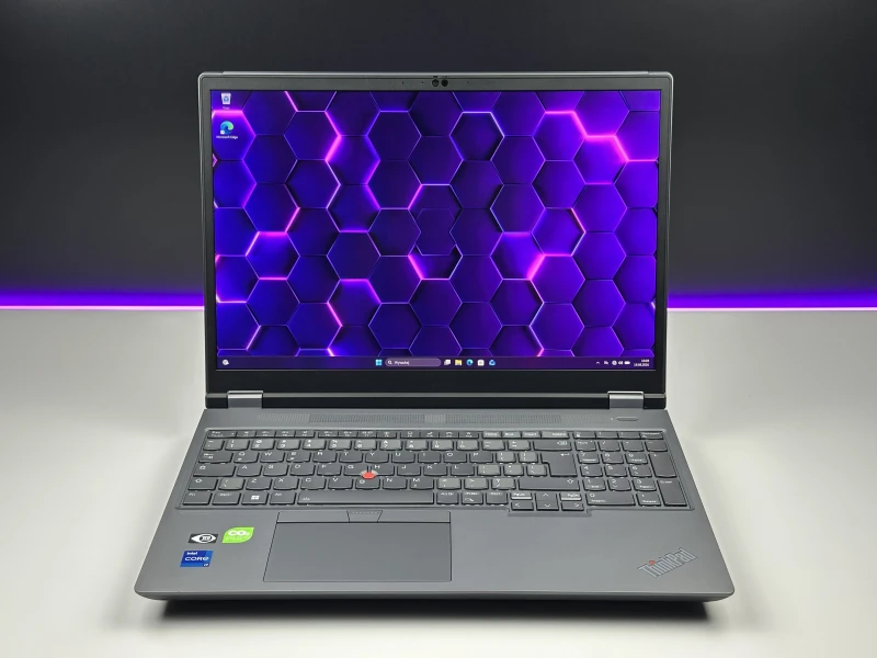 Lenovo ThinkPad P16 Gen 1 z procesorem i7-12800HX, ekranem 16" QHD+ i RTX A2000. Stacja robocza z czytnikiem linii papilarnych i 4 slotami RAM.