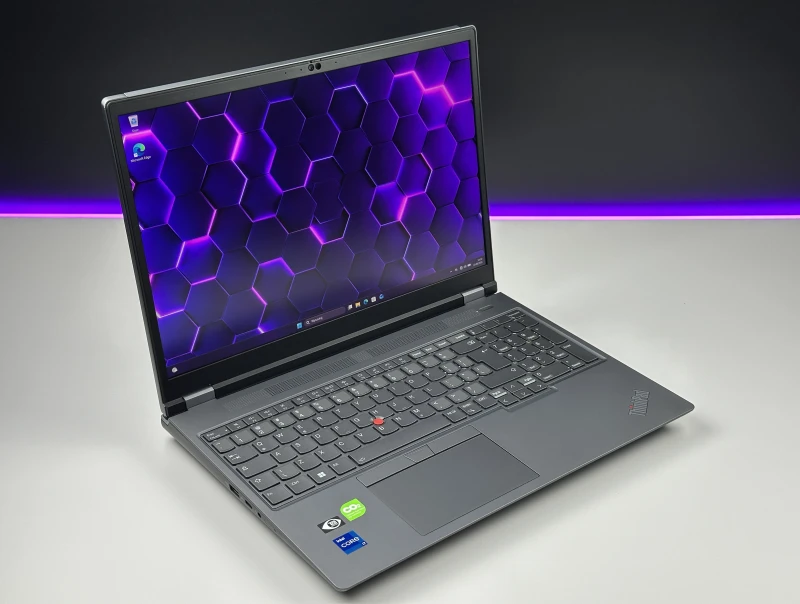 Lenovo ThinkPad P16 Gen 1 z procesorem i7-12800HX, ekranem 16" QHD+ i RTX A2000. Stacja robocza z czytnikiem linii papilarnych i 4 slotami RAM.