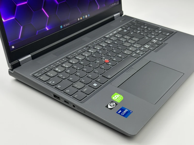Lenovo ThinkPad P16 Gen 1 z procesorem i7-12800HX, ekranem 16" QHD+ i RTX A2000. Stacja robocza z czytnikiem linii papilarnych i 4 slotami RAM.