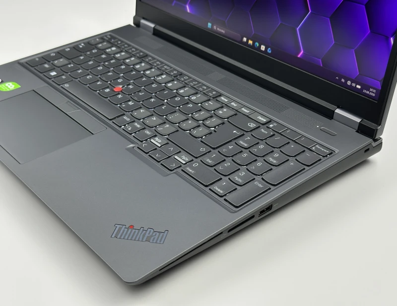 Lenovo ThinkPad P16 Gen 1 z procesorem i7-12800HX, ekranem 16" QHD+ i RTX A2000. Stacja robocza z czytnikiem linii papilarnych i 4 slotami RAM.