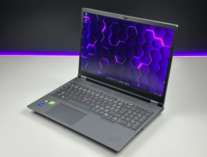 Lenovo ThinkPad P16 Gen 1 z procesorem i7-12800HX, ekranem 16" QHD+ i RTX A2000. Stacja robocza z czytnikiem linii papilarnych i 4 slotami RAM.