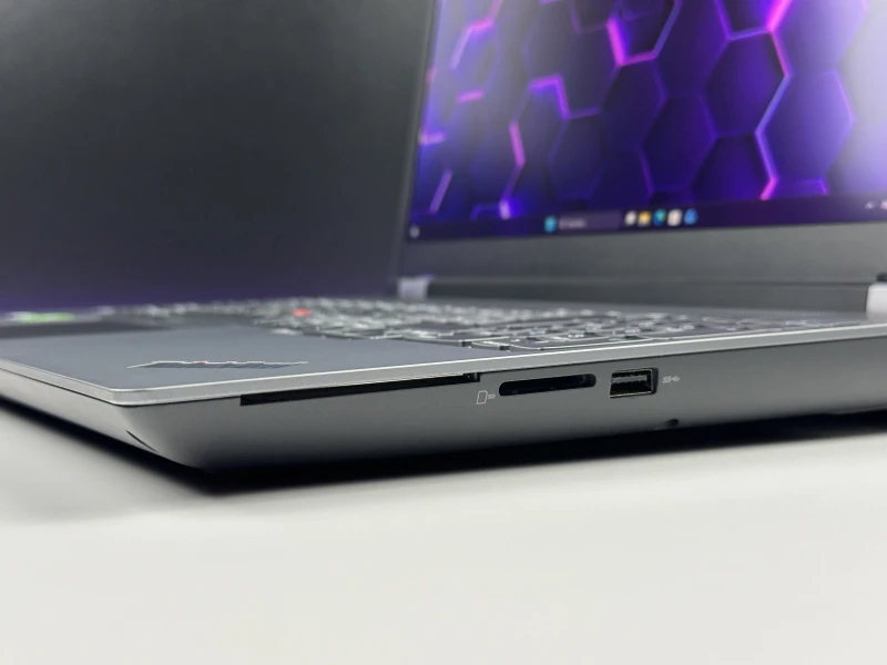 Lenovo ThinkPad P16 Gen 1 z procesorem i7-12800HX, ekranem 16" QHD+ i RTX A2000. Stacja robocza z czytnikiem linii papilarnych i 4 slotami RAM.