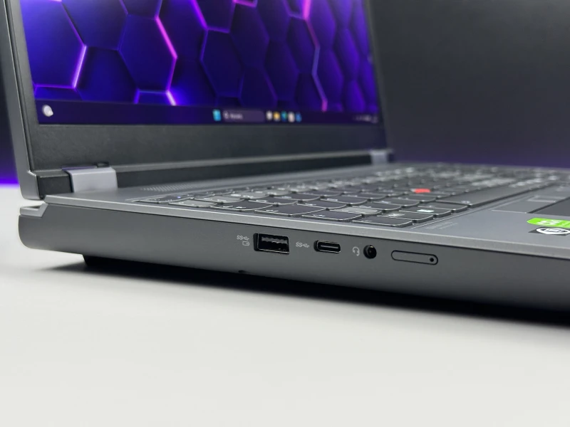 Lenovo ThinkPad P16 Gen 1 z procesorem i7-12800HX, ekranem 16" QHD+ i RTX A2000. Stacja robocza z czytnikiem linii papilarnych i 4 slotami RAM.