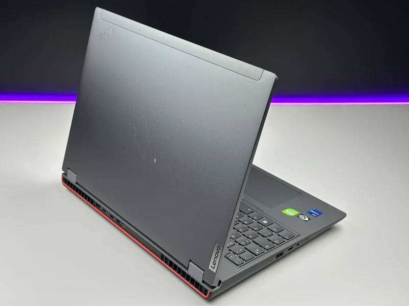 Lenovo ThinkPad P16 Gen 1 z procesorem i7-12800HX, ekranem 16" QHD+ i RTX A2000. Stacja robocza z czytnikiem linii papilarnych i 4 slotami RAM.