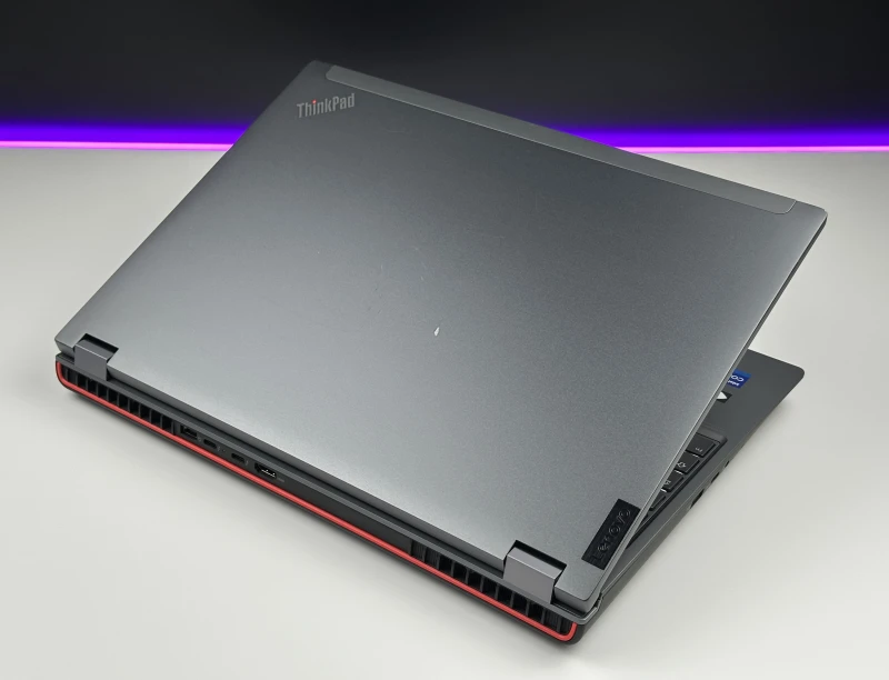 Lenovo ThinkPad P16 Gen 1 z procesorem i7-12800HX, ekranem 16" QHD+ i RTX A2000. Stacja robocza z czytnikiem linii papilarnych i 4 slotami RAM.