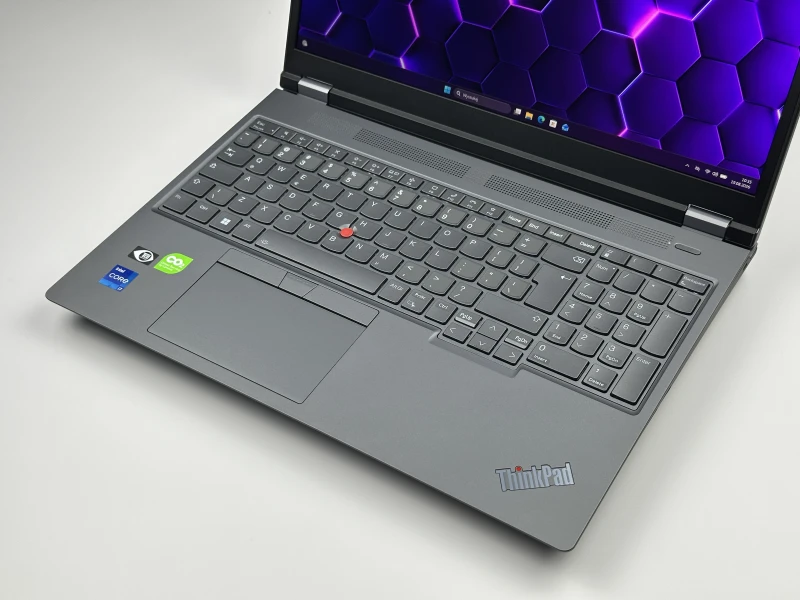 Lenovo ThinkPad P16 Gen 1 z procesorem i7-12800HX, ekranem 16" QHD+ i RTX A2000. Stacja robocza z czytnikiem linii papilarnych i 4 slotami RAM.
