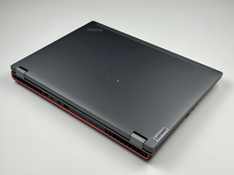 Lenovo ThinkPad P16 Gen 1 z procesorem i7-12800HX, ekranem 16" QHD+ i RTX A2000. Stacja robocza z czytnikiem linii papilarnych i 4 slotami RAM.