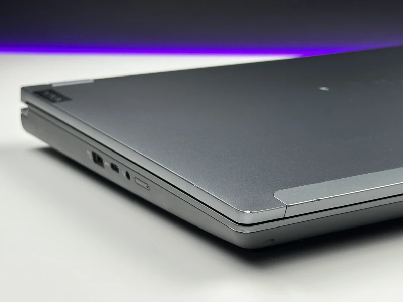 Lenovo ThinkPad P16 Gen 1 z procesorem i7-12800HX, ekranem 16" QHD+ i RTX A2000. Stacja robocza z czytnikiem linii papilarnych i 4 slotami RAM.