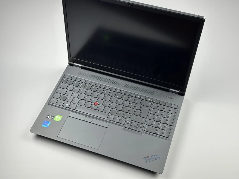Lenovo ThinkPad P16 Gen 1 z procesorem i7-12800HX, ekranem 16" QHD+ i RTX A2000. Stacja robocza z czytnikiem linii papilarnych i 4 slotami RAM.