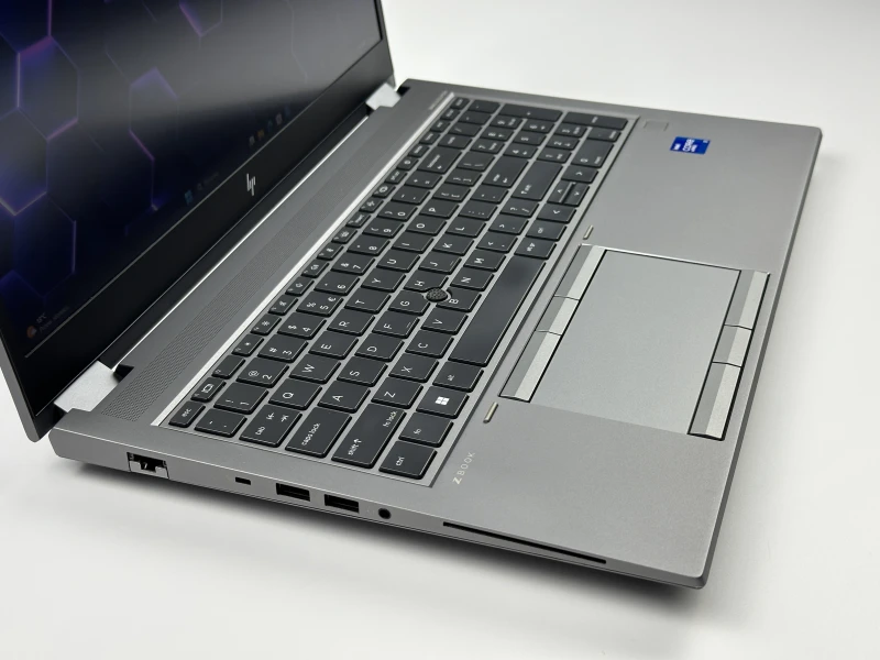 HP ZBook Fury 15 G8 – i7-11850H, FHD 15.6" i Quadro T1200 4GB. Mobilna stacja robocza do CAD, grafiki i projektów 3D. Profesjonalna moc w laptopie.