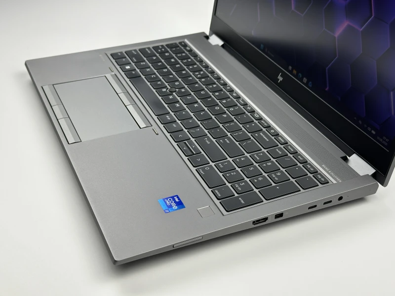 HP ZBook Fury 15 G8 – i7-11850H, FHD 15.6" i Quadro T1200 4GB. Mobilna stacja robocza do CAD, grafiki i projektów 3D. Profesjonalna moc w laptopie.