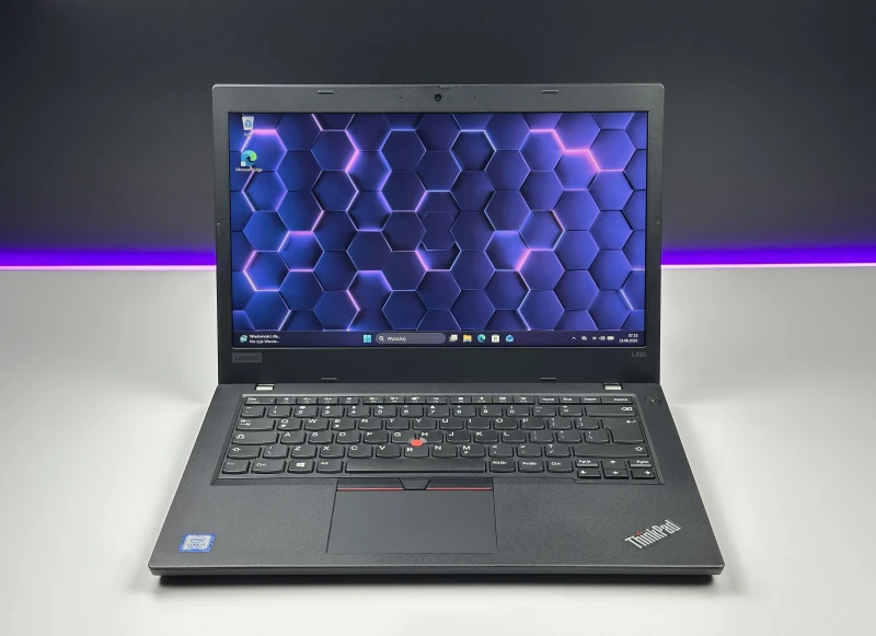 Lenovo ThinkPad L490 z procesorem i3-8145U, ekranem 14" FHD i czytnikiem linii papilarnych. Biznesowy laptop z dwoma slotami RAM DDR4.