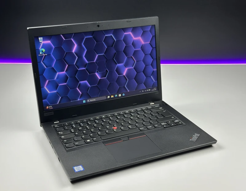 Lenovo ThinkPad L490 z procesorem i3-8145U, ekranem 14" FHD i czytnikiem linii papilarnych. Biznesowy laptop z dwoma slotami RAM DDR4.