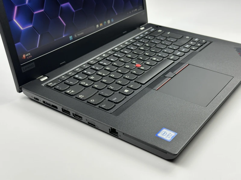 Lenovo ThinkPad L490 z procesorem i3-8145U, ekranem 14" FHD i czytnikiem linii papilarnych. Biznesowy laptop z dwoma slotami RAM DDR4.