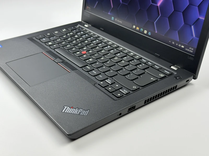 Lenovo ThinkPad L490 z procesorem i3-8145U, ekranem 14" FHD i czytnikiem linii papilarnych. Biznesowy laptop z dwoma slotami RAM DDR4.