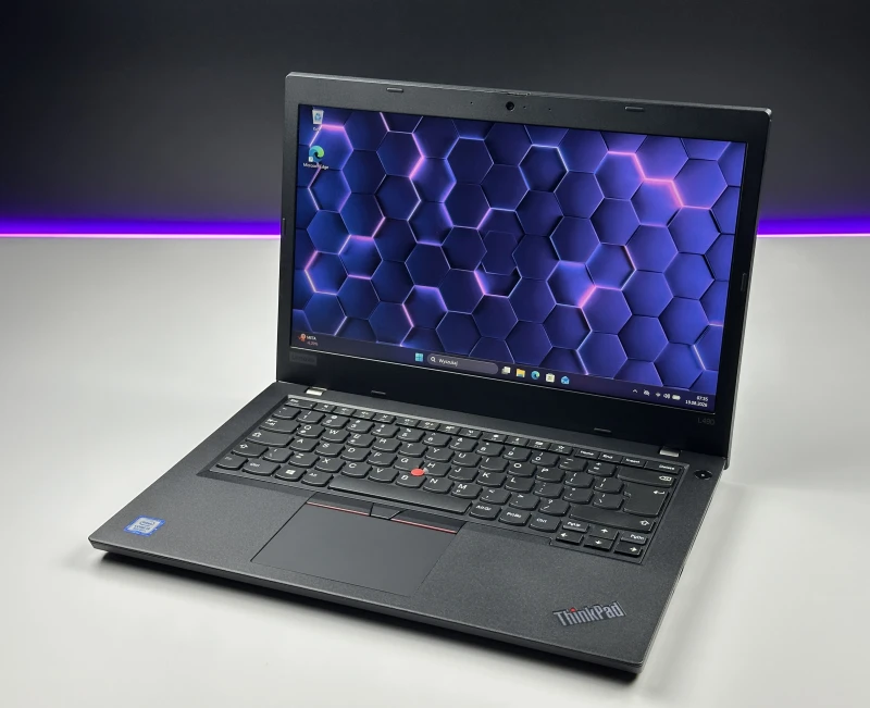 Lenovo ThinkPad L490 z procesorem i3-8145U, ekranem 14" FHD i czytnikiem linii papilarnych. Biznesowy laptop z dwoma slotami RAM DDR4.