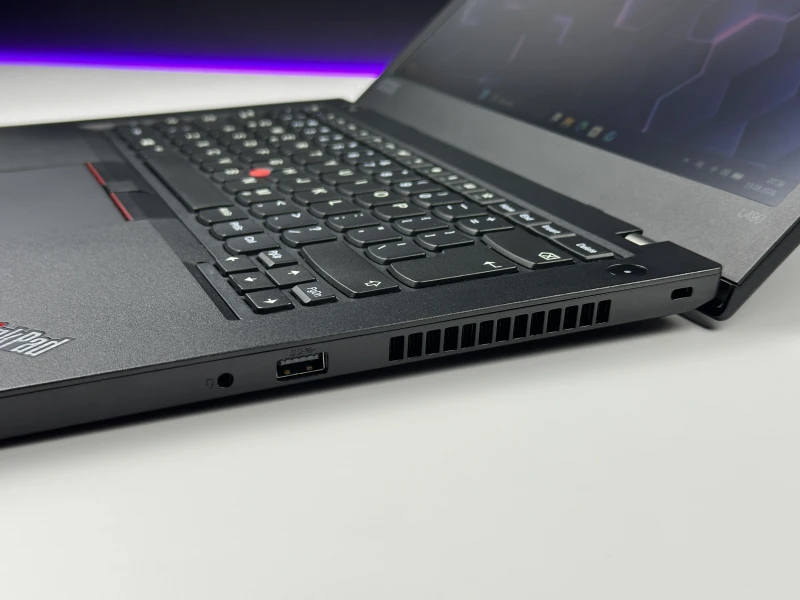Lenovo ThinkPad L490 z procesorem i3-8145U, ekranem 14" FHD i czytnikiem linii papilarnych. Biznesowy laptop z dwoma slotami RAM DDR4.