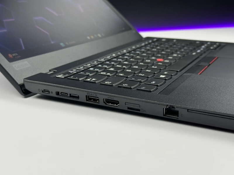 Lenovo ThinkPad L490 z procesorem i3-8145U, ekranem 14" FHD i czytnikiem linii papilarnych. Biznesowy laptop z dwoma slotami RAM DDR4.