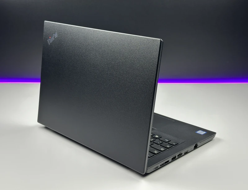 Lenovo ThinkPad L490 z procesorem i3-8145U, ekranem 14" FHD i czytnikiem linii papilarnych. Biznesowy laptop z dwoma slotami RAM DDR4.