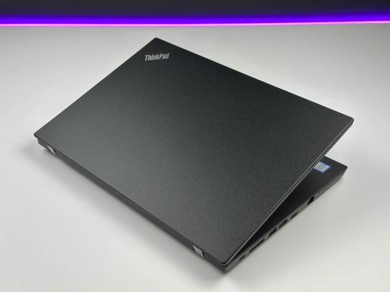 Lenovo ThinkPad L490 z procesorem i3-8145U, ekranem 14" FHD i czytnikiem linii papilarnych. Biznesowy laptop z dwoma slotami RAM DDR4.