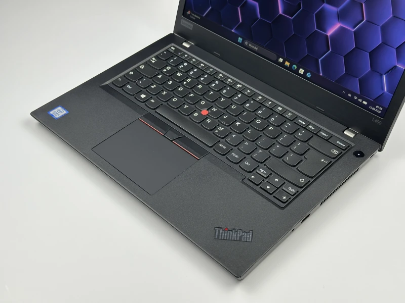 Lenovo ThinkPad L490 z procesorem i3-8145U, ekranem 14" FHD i czytnikiem linii papilarnych. Biznesowy laptop z dwoma slotami RAM DDR4.