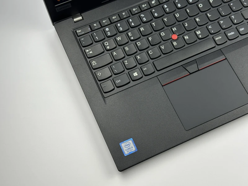 Lenovo ThinkPad L490 z procesorem i3-8145U, ekranem 14" FHD i czytnikiem linii papilarnych. Biznesowy laptop z dwoma slotami RAM DDR4.