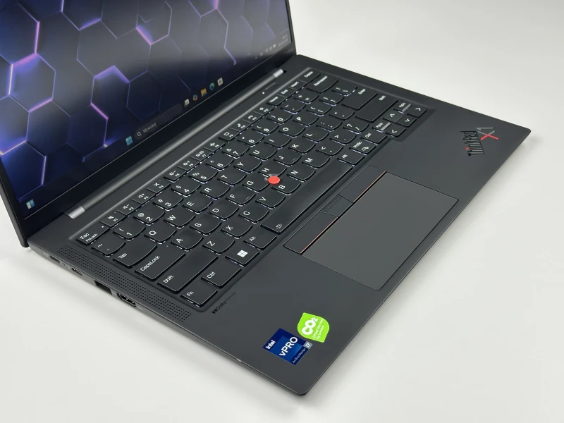 Lenovo ThinkPad X1 Carbon Gen 11 z procesorem i7-1365U, 16GB RAM i ekranem 14". Ultralekki laptop biznesowy z klawiaturą US i modemem LTE.