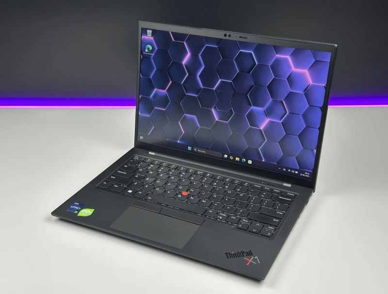 Lenovo ThinkPad X1 Carbon Gen 11 z procesorem i7-1365U, 16GB RAM i ekranem 14". Ultralekki laptop biznesowy z klawiaturą US i modemem LTE.