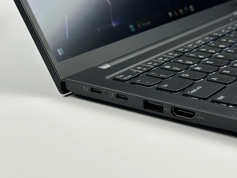 Lenovo ThinkPad X1 Carbon Gen 11 z procesorem i7-1365U, 16GB RAM i ekranem 14". Ultralekki laptop biznesowy z klawiaturą US i modemem LTE.
