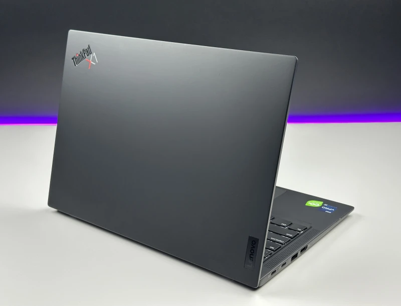 Lenovo ThinkPad X1 Carbon Gen 11 z procesorem i7-1365U, 16GB RAM i ekranem 14". Ultralekki laptop biznesowy z klawiaturą US i modemem LTE.