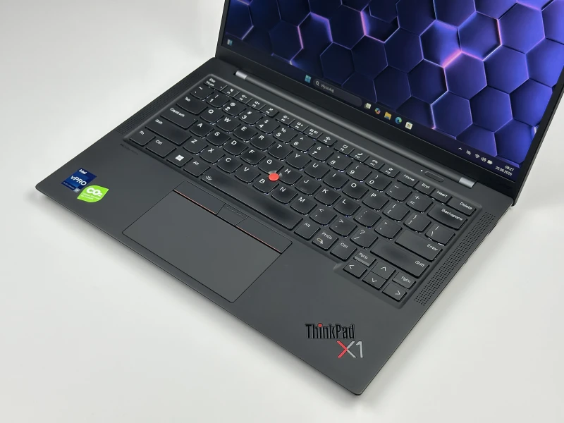 Lenovo ThinkPad X1 Carbon Gen 11 z procesorem i7-1365U, 16GB RAM i ekranem 14". Ultralekki laptop biznesowy z klawiaturą US i modemem LTE.