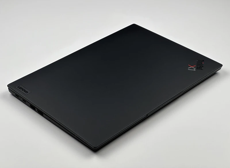 Lenovo ThinkPad X1 Carbon Gen 11 z procesorem i7-1365U, 16GB RAM i ekranem 14". Ultralekki laptop biznesowy z klawiaturą US i modemem LTE.