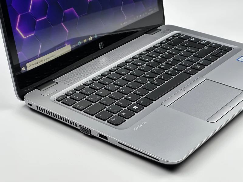 HP EliteBook 840 G3 z procesorem i5-6200U, Windows 10 Pro i dotykowym ekranem. Laptop biznesowy z Intel HD 520 oraz portami VGA, DP i USB-C..