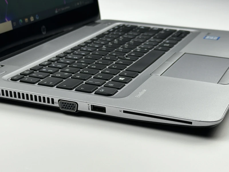 HP EliteBook 840 G3 z procesorem i5-6200U, Windows 10 Pro i dotykowym ekranem. Laptop biznesowy z Intel HD 520 oraz portami VGA, DP i USB-C..