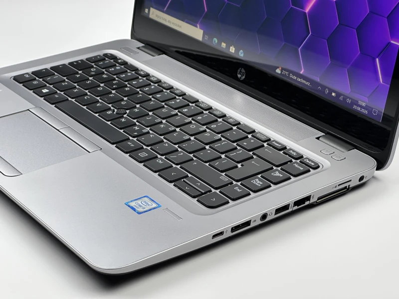 HP EliteBook 840 G3 z procesorem i5-6200U, Windows 10 Pro i dotykowym ekranem. Laptop biznesowy z Intel HD 520 oraz portami VGA, DP i USB-C..