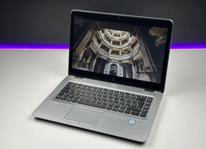 HP EliteBook 840 G3 z procesorem i5-6200U, Windows 10 Pro i dotykowym ekranem. Laptop biznesowy z Intel HD 520 oraz portami VGA, DP i USB-C..